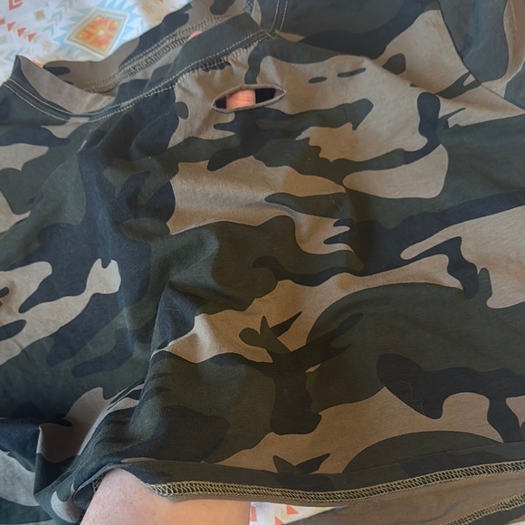 Distressed Camo Crop Top (L) - Picture 5 of 8